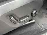 【運転席パワーシート】リクライニングからシートリフターまで、スイッチ一つで簡単にシートの微調整が可能!自分に最適なシートポジションにセットして、快適なドライブをお楽しみください。