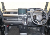 操作性に優れた運転席となります!小物入れや各ボタンの配置にこだわり、使いやすいです!座り心地もよく視認性も良好なのでロングドライブもお任せ下さい!