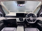 先進的で広々とした運転席回り。12.3インチのワイドディスプレイが統合され、視認性と操作性が向上。モダンなデザインが、ドライブをより快適に演出します。