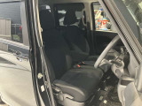 運転席まわりです。運転席からの視界が左右に広く隅々まではっきりと見渡せます!クルマの前端も把握しやすく安心して運転できます!