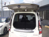 デュアルバックドアなので狭い場所でも開けられ小さめの荷物の積み降ろしが出来るので便利に使っていただけます。