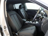 Audi車はどの車種も全てレザーハンドルです。そこにはAudiのこだわりがあり質感の高いレザーでしっかりと手に馴染み、高級感を演出します。