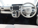 ぜひ展示車の運転席に座ってみてください。