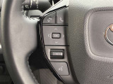 運転中、オーディオの操作をしてて、ハッとしたことはありませんか?ステアリングスイッチは、運転中でもハンドルでオーディオの操作が可能です。安全なドライブをサポートします。