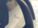 【ブラインドスポットモニター】走行中、ドアミラーの死角になりやすい箇所に後続車が接近するとサイドミラーのレンズに警告を表示!ドライバーに注意喚起をしてくれます。