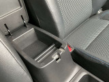 【センターコンソールボックス付き】運転席と助手席の間にあるボックスに駐車券やケーブル、小銭入れなどの必需品を収納できます!