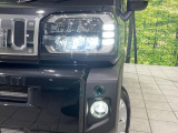 【LEDヘッドライト】悪天候や夜間走行時も良好な視界を確保し安心して運転できる高輝度LEDヘッドライトを装備!点灯速度が早く、消費電力も抑えられています。