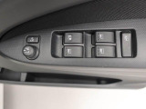 パワーウィンドウのスイッチです。 運転席に居ながら助手席の窓を開け閉めできるので便利ですよ。 ロック機能も付いてるので子供がイタズラして窓を開けるという事もできなくできますよ。