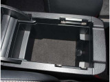 夜間走行でも安心のLEDへッッドライト搭載車です。とても明るく白い光で照らします。この装備も人気のアイテムですね
