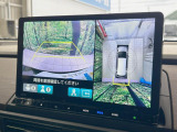 【マルチビューカメラシステム】専用のカメラにより、上から見下ろしたような視点で360度クルマの周囲を確認することができます☆死角部分も確認しやすく、狭い場所での切り返しや駐車もスムーズに行えます。