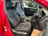 運転席は程よくホールド感のある形状をしておりますので、ロングドライブでも疲れにくくなっております。