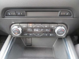 運転席にはハンドルヒーターとシートヒーター。助手席にもシートヒータ―が装備されています。エアコンもシートヒータ―も運転席と助手席で独立しているので、それぞれ違う温度に設定できます。