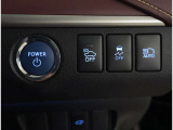 お車のキーはスマートキーです。キーを身につけた状態で車に近づき、ドアロックの解錠や施錠操作が出来ます。雨の日など両手がふさがっている時など、とっても便利ですね。