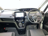運転席周りのレイアウトをご覧ください。ナビゲーションが綺麗に装着されすっきり収まってますね!