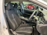 運転席は程よくホールド感のある形状をしておりますので、ロングドライブでも疲れにくくなっております。