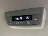 【リアオートエアコン】広い後部座席には必須の機能!風量や温度を自動で調整し前席と同様な車内環境にしてくれるリアオートエアコンを装備。夏の暑さも冬の寒さもストレスなく快適にお過ごしいただけます♪