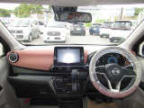 運転席からの視界が広く運転がしやすいので男女共に人気のインテリアになっています!