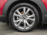 18インチ純正アルミホイールを装備。タイヤサイズは215/55R18となります。