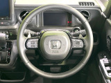 インテリアに合わせたデザインのステアリングは、運転される方のことも考え、運転しやすい形状、大きさです。是非一度、実際に触ってお確かめください。