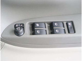 運転席窓操作部です。一括して全ての窓操作ができ大変便利ですね。
