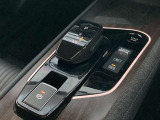 電動パーキングブレーキ 指先で簡単に出来ます  オートブレーキホールド 停車時のブレーキペダルを踏み続ける事を楽に ペダルから足を離せます 坂道発進も楽になります