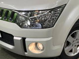 【HIDヘッドライト】非常に明るく前方を照らしてくれるので、悪天候や夜間の走行時も視界良好で安心してお乗りいただけます。