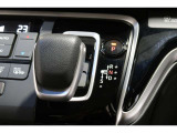 インパネシフトだから視線の移動も少なく足元もスッキリ♪運転席もゆったりしているのでゆとりを持ってドライブできますね!
