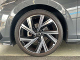 225/40R18インチタイヤにR-line 専用アルミホイールを装着。