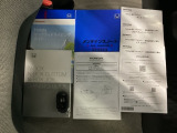 取扱説明書やメンテナンスノートもそろっています。スマートキーは荷物を持っている時でも、キーを取り出さずドアの施錠・開錠ができます。