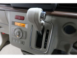 インパネシフトだから視線の移動も少なく足元もスッキリ♪運転席もゆったりしているのでゆとりを持ってドライブできますね!