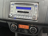 【オートエアコン】一度お好みの温度に設定すれば、車内の温度を検知し風量や温度を自動で調整。暑い&hellip;寒い&hellip;と何度もスイッチ操作をする必要はありません。快適な車内空間には必須の機能ですね♪