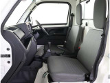 高いホールド性で運転姿勢が安定します。長距離ドライブでも疲れにくいのが魅力です。快適なドライビングライフをお送りください♪
