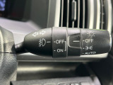 【オートライト】周りの明るさに応じて自動でヘッドライトの点灯・消灯ができる機能です!ライトの付け忘れ・消し忘れなどが無くなり、雨の日や夕方の走行も安心!トンネル通過時も便利ですね♪
