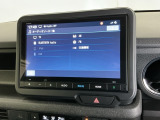 HondaCONNECT対応の便利なナビディスプレー。お持ちのスマートフォンと連携して、ナビやBluetoothでの音楽再生が可能です。デザインはもちろん、操作性も良好です。