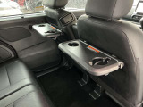 運転席&助手席後ろには後席用テーブル&ドリンクフォルダーを装備☆