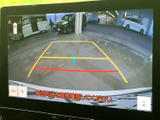 後方確認をサポートするモニターは、駐車時の安全性を高めます。狭い場所でも安心の視認性で、運転をサポートします。