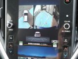 後退時にはバックモニターと360&deg;マルチビューモニターを併用して確認することができます。