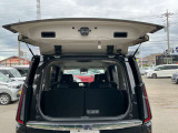 セレナ自慢のデュアルバックドア。奥行きの狭い駐車場でも、荷物の出し入れが可能です!