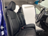 座面も厚みがあり背もたれも高く、広い足元にゆったり座れるシートです。運転席と助手席の間が空いている為、助手席側への移動がスムーズです。交通量の多い道でも助手席側から乗り降りができます。