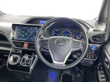 運転席まわりです。 各操作スイッチは使いやすい位置に配置されてます。