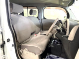 運転席まわりには十分なスペースがあり、大柄な方でもゆったり運転していただける環境です。