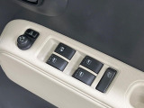【電動格納ミラー】サイドミラーは電動格納式となっており、狭い駐車場でもキズがつくリスクを抑えられます。