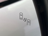 【ブラインドスポットモニター】走行中、ドアミラーの死角になりやすい箇所に後続車が接近するとサイドミラーのレンズに警告を表示!ドライバーに注意喚起をしてくれます。