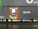 周囲の障害物に近づくと、ブザーでお知らせして衝突回避をサポートします。駐車時や狭い道での走行の際に便利です。