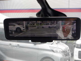 【日産のスマート・ルームミラーは内蔵モニターで後方の状況をクリアな画像で確認でき、通常のルームミラーに切り替えて後席の様子を確認することもできます。