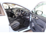 XVは車高の高さから生まれる視界の良さだけでなく左右に広がる広い視界や斜め前方を確認しやすい三角窓、車幅確認を行いやすいボンネット形状などスバル独自の視界の良さにより運転しやすい!