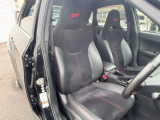 【専用スポーツシート】ホールド性に優れ、カーブ時の体が流れを抑制してくれます。また、体にフィットするから腰や背中が疲れにくく、ロングドライブや高速走行でも快適にお過ごしいただけます♪