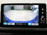 【バックカメラ】シフトを「R」の位置に入れると、自動的に画面がカメラ映像に切り替わり後方の視界をサポートする必須装備です!