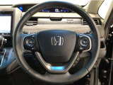 運転にかかわる様々な操作を安全に行えるように視点移動が少なく操作性に配慮されたスイッチ類が凝縮されたコクピットです。