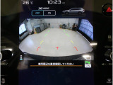 後方映像を11.6インチディスプレイに表示し、ステアリング連動ガイドラインが駐車をサポート。さらに後退時はリヤ4センサーが障害物を検知し、必要に応じてブレーキが作動します。